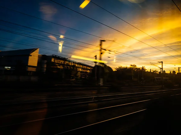 Trem TGV francês rápido e pôr do sol paisagem urbana parisiense — Fotografia de Stock