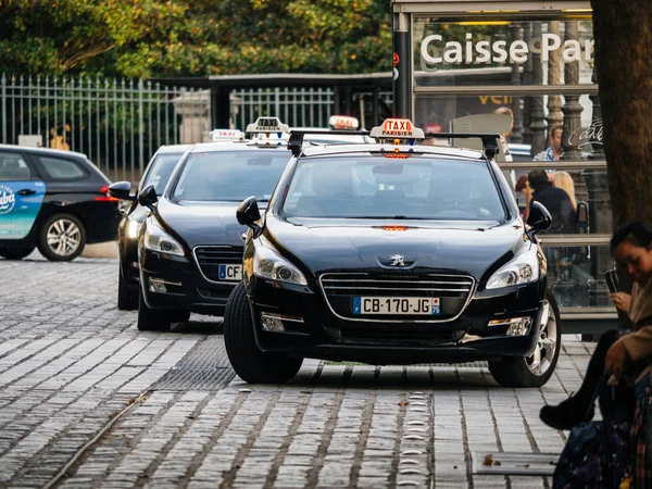 Γαλλικά αυτοκίνητα Peugeot ταξί περιμένουν για τους πελάτες — Φωτογραφία Αρχείου