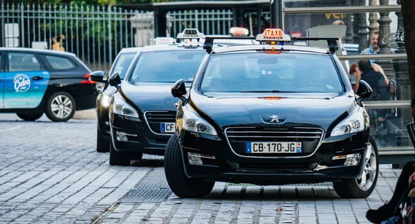 Γαλλικά αυτοκίνητα Peugeot ταξί περιμένουν για τους πελάτες — Φωτογραφία Αρχείου