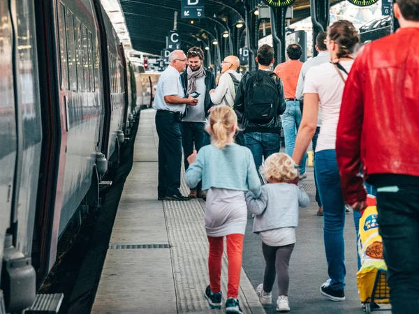 Mutter mit Töchtern am Bahnsteig — Stockfoto