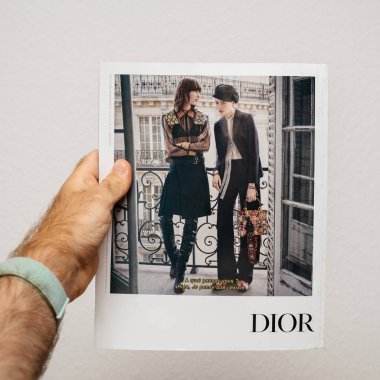 Adam Elinde Dior reklam dergisi