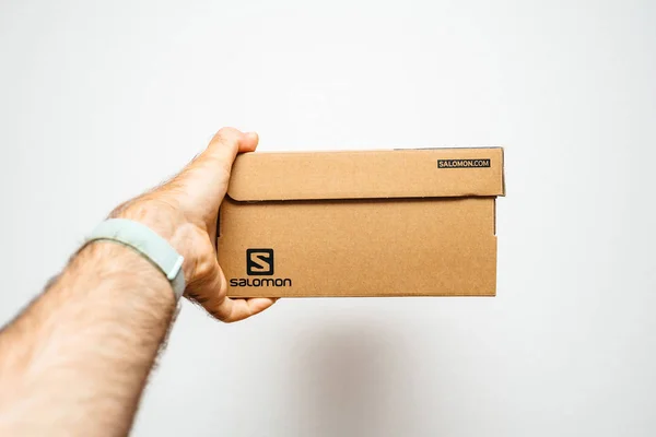 Картонная коробка для рук Salomon sport shoes — стоковое фото