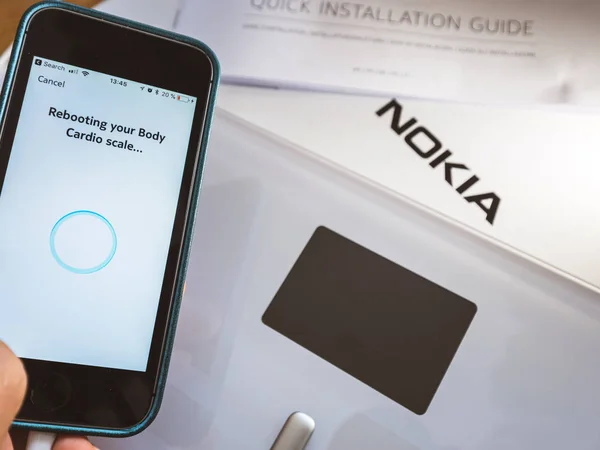 Rozbalení a vybalení Nokia Withings tělo cardio Smart Scale — Stock fotografie