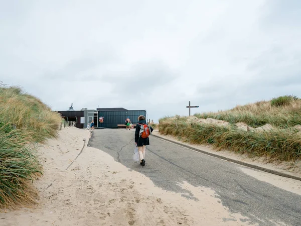 Single donna olandese a piedi dalla spiaggia — Foto Stock