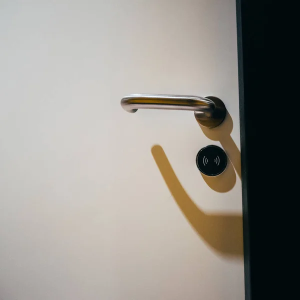 Kovová rukojeť na dveřích s bezdrátovým klíčem "opeper" — Stock fotografie