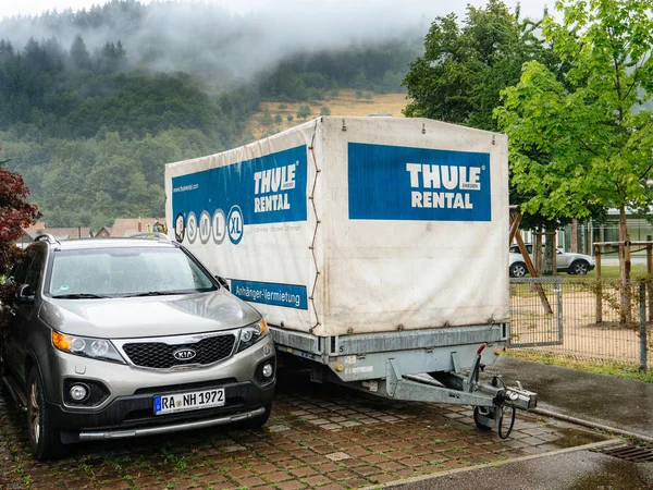 Thule remolcador de rastro de carga de alquiler en el estacionamiento junto a Kia SUV — Foto de Stock