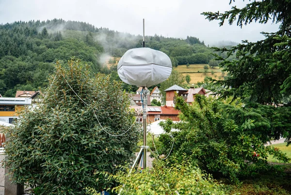 Mobiel meteo station met huizen van Ottenhofen im Schwarzwald, — Stockfoto