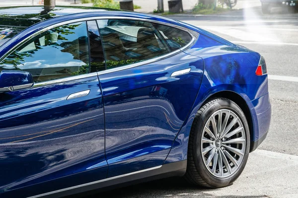 Tesla Model S 90d elektrische supercar geparkeerd in de stad — Stockfoto