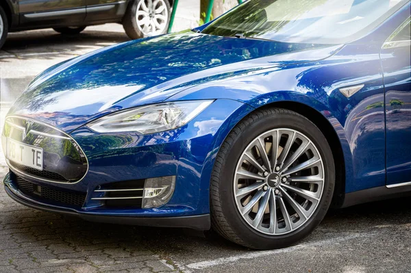 Tesla Model S 90d elektrische supercar geparkeerd in de stad — Stockfoto