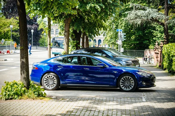 Tesla Modelo S 90D supercarro elétrico estacionado na cidade — Fotografia de Stock