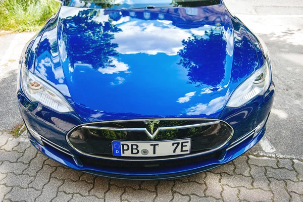 Tesla Model S 90D superdeportivo eléctrico estacionado en la ciudad —  Fotos de Stock