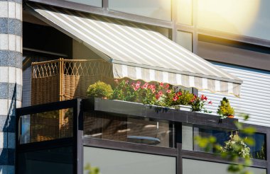 Güzel tente ve çiçekler ile Fransız balkon