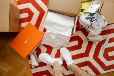 Adam yeni Nike Epic React Flyknit 2 koşu ayakkabıları ölçme