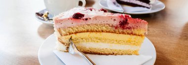 Açık terasta lezzetli pasta yiyen kadın