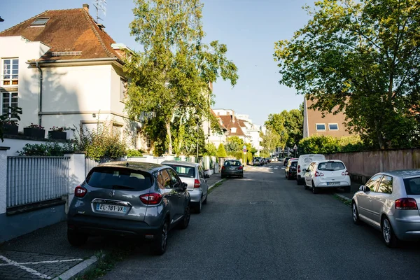 Rue typiquement française avec bâtiments et voitures — Photo