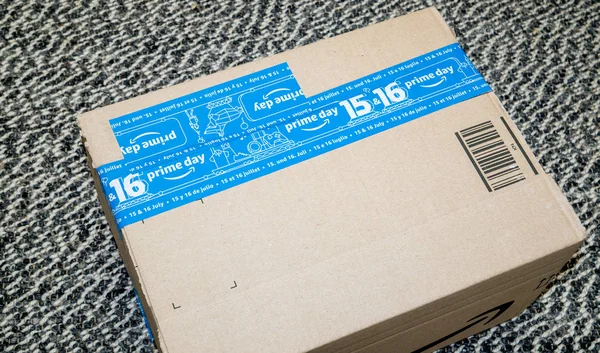Nieuwe Amazon Prime kartonnen doos uitzicht van bovenaf — Stockfoto