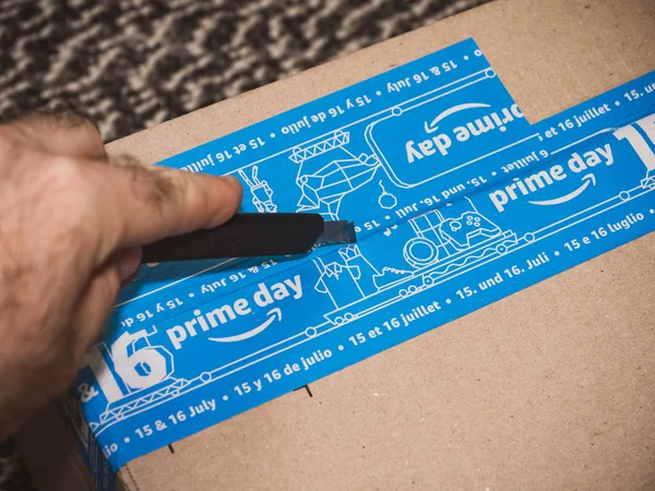 Nuova scatola di cartone Amazon Prime unboxing — Foto Stock