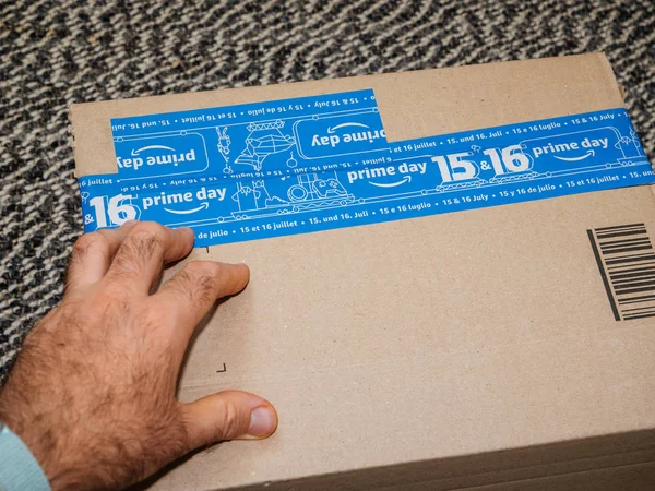 Nieuwe Amazon Prime kartonnen doos Unboxing — Stockfoto