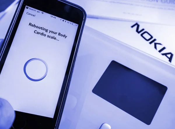 Αποσυσκευασία της Nokia με το σώμα καρδιαγγειακά έξυπνη κλίμακα — Φωτογραφία Αρχείου