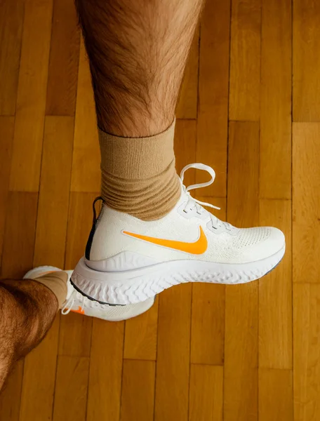 Man mäta nya Nike Epic reagera FLYKNIT 2 löparskor — Stockfoto