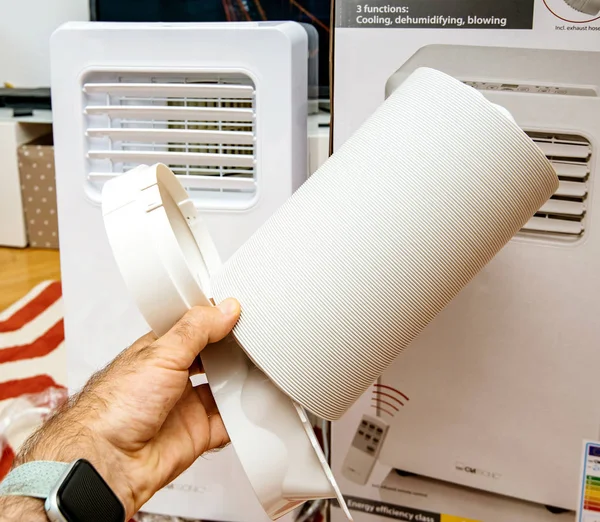 Unboxing van nieuwe draagbare airconditioner unit AC — Stockfoto