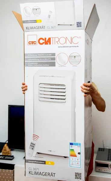 Unboxing van nieuwe draagbare airconditioner unit AC — Stockfoto