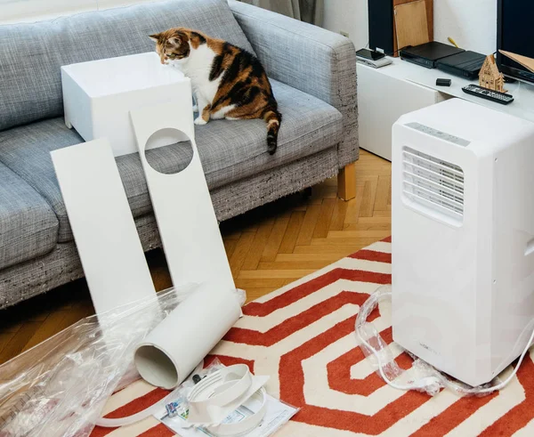 Unboxing van nieuwe draagbare airconditioner unit AC — Stockfoto