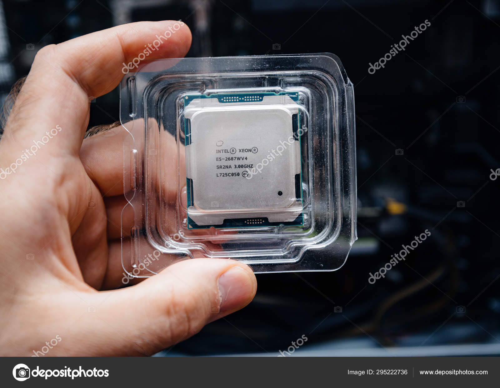 schoner noedels Verdwijnen Intel Xeon E5-2687w v4 CPU processor in plastic package – Stock Editorial  Photo © ifeelstock #295222736
