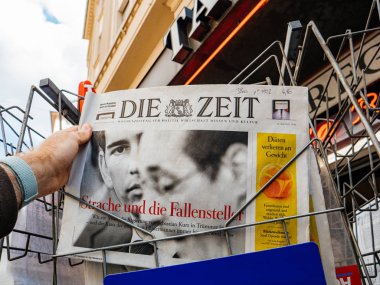 Avusturya Başbakanı Sebastian Kurz ile gazete kiosk standı