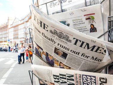 ime nihayet şehir basın kiosk Theresa Mayıs gazeteler için biterse