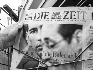 Avusturya Başbakanı Sebastian Kurz ile gazete kiosk standı