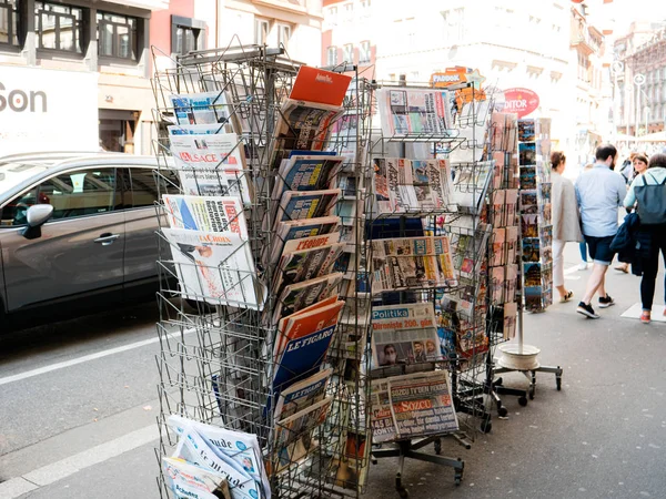 Tidningskiosk stativ med Suddeutsche Zeitung tysk press — Stockfoto