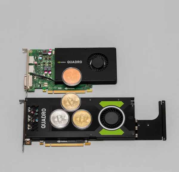 Dvě NVIDIA Quadro Professional GPU a ražené bitmince — Stock fotografie