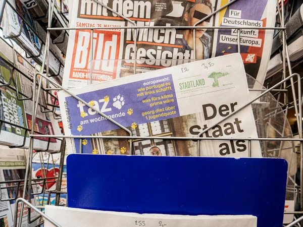 Quiosque de jornal stand com homem lendo Taz imprensa alemã — Fotografia de Stock