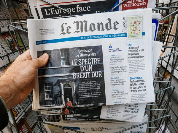Quiosco de periódicos con el hombre comprando Le Monde Brexit News — Foto de Stock