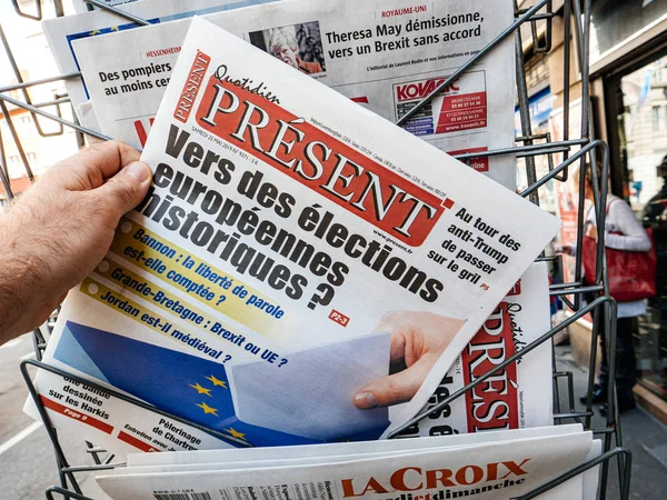 Quiosco de periódicos con Quotidien Present — Foto de Stock