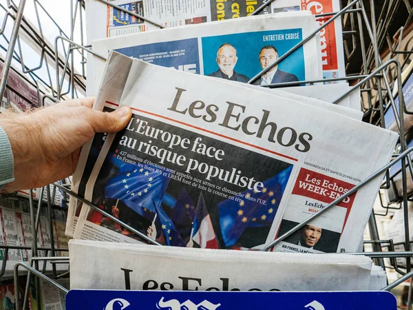Hombre mano POV lectura en quiosco de prensa Les Echos — Foto de Stock