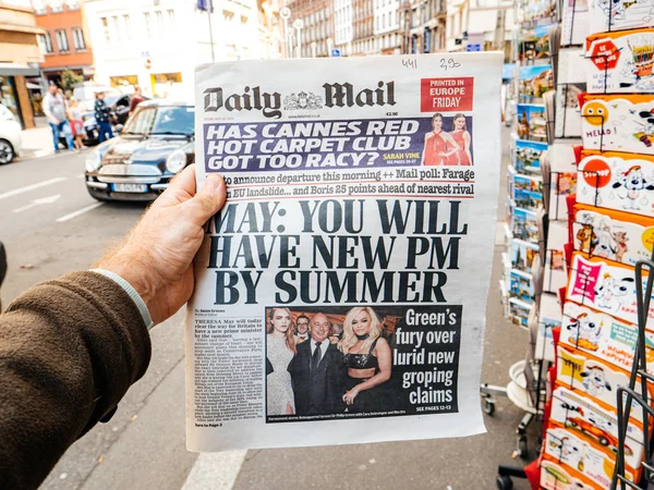 Usted tendrá un nuevo PM por el título de verano periódico correo diario — Foto de Stock