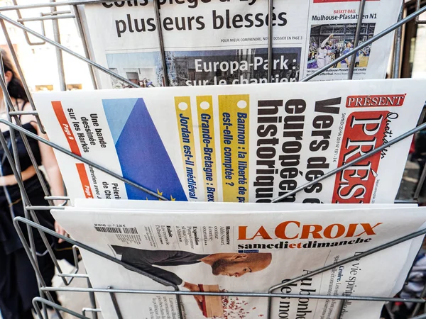 Quiosco de periódicos stand con múltiples títulos — Foto de Stock