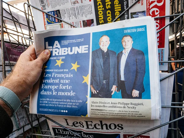 Газетный киоск человек POV la Tribune — стоковое фото