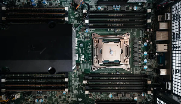 2 番目の CPU に適用される CPU 熱ペースト グリース — ストック写真