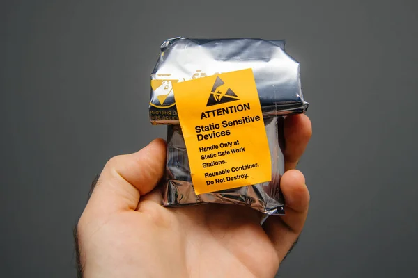 Пакет с компонентом ПК и желтой наклейкой — стоковое фото