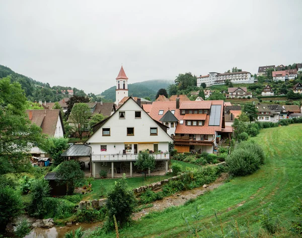 Vista dall'alto del villaggio tedesco Ottenhofen Im Schwarzwald — Foto Stock