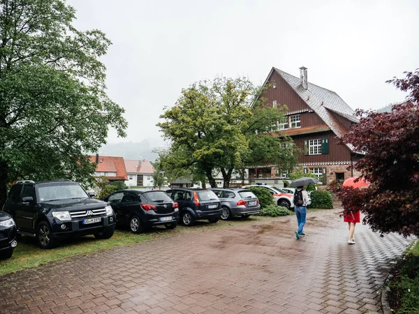 Two young women walking with umbrellas in German city — Stock Photo, Image