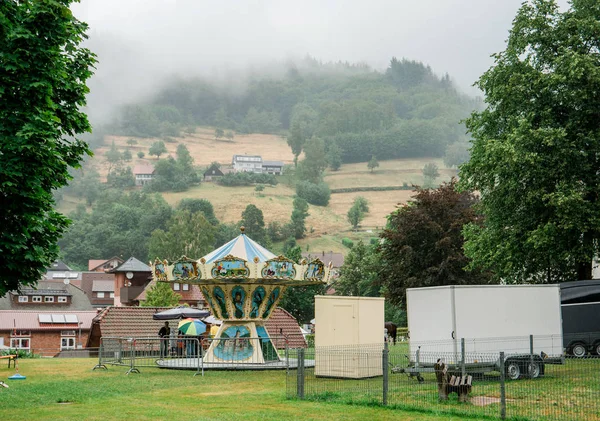 Merry-go-round in pretpark in het centrale deel van een Duitse stad — Stockfoto