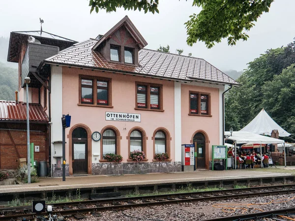 Železniční nástupiště vlakové stanice ve střední části města — Stock fotografie