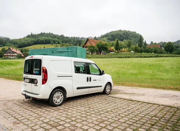 IAT Doblo Electric van z logotypem Sweg — Zdjęcie stockowe