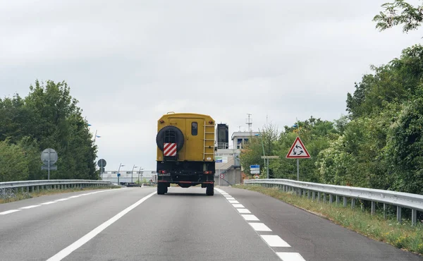 Duitse militaire vrachtwagen rijden Franse grens — Stockfoto