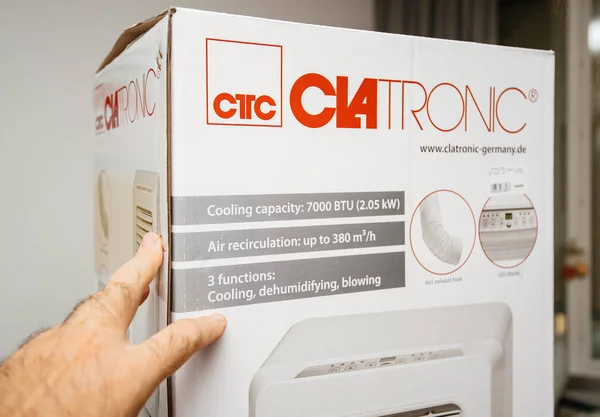 Unboxing van nieuwe nieuwe draagbare airconditioner unit AC — Stockfoto