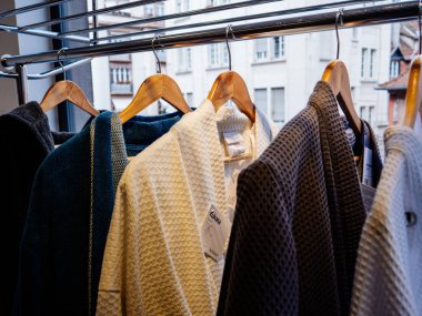 Mağazada satılık birden fazla bornoz